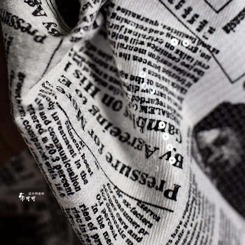 English Graffiti Newspaper Den - Sewing Tweed Fabric recension och pris